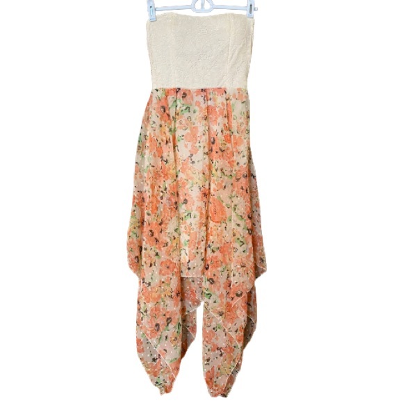 Body Central Dresses & Skirts - Body Central Strapless Floral Dress